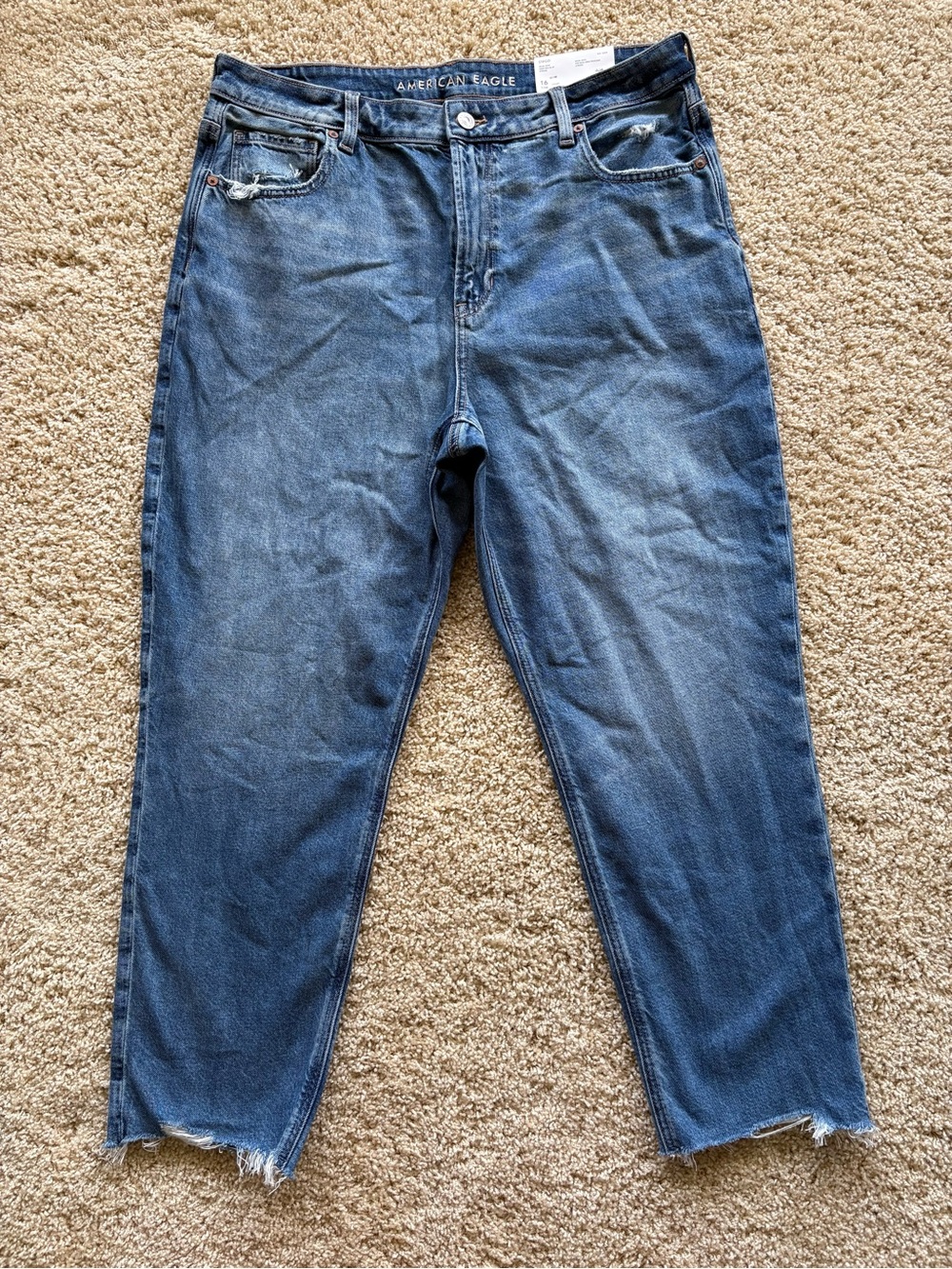 NWT American Eagle Strigid Super High-Rise Mom Jeans - Size 16 Short